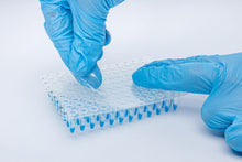 Charger l'image dans la galerie, Film adhésif transparent pour plaques multipuits IST-122 QuickSeal qOptic™