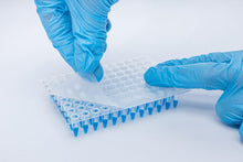 Charger l'image dans la galerie, Film adhésif respirant pour plaques multipuits IST-124 QuickSeal Gas Perm™