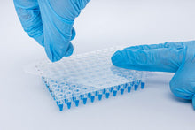 Charger l'image dans la galerie, Film adhésif transparent pour plaques multipuits IST-125 QuickSeal Micro™