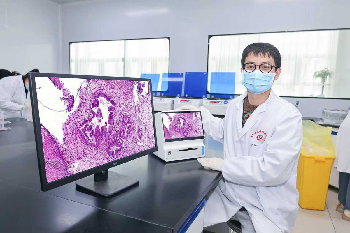 LD Patho 340A en laboratoire, lame numérisée affichée sur un écran externe