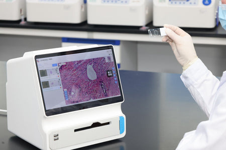 Insertion d'une lame dans le scanner LD Patho 340A, interface tactile à l'écran
