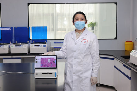 Scanner de lames LD Patho 340A installé sur une paillasse de laboratoire